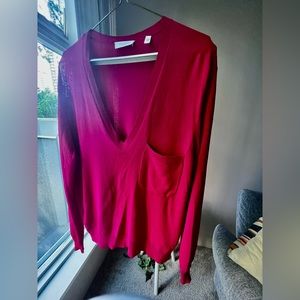 Knit top from Equipment brand in a beautiful shade of magenta pink.Size S